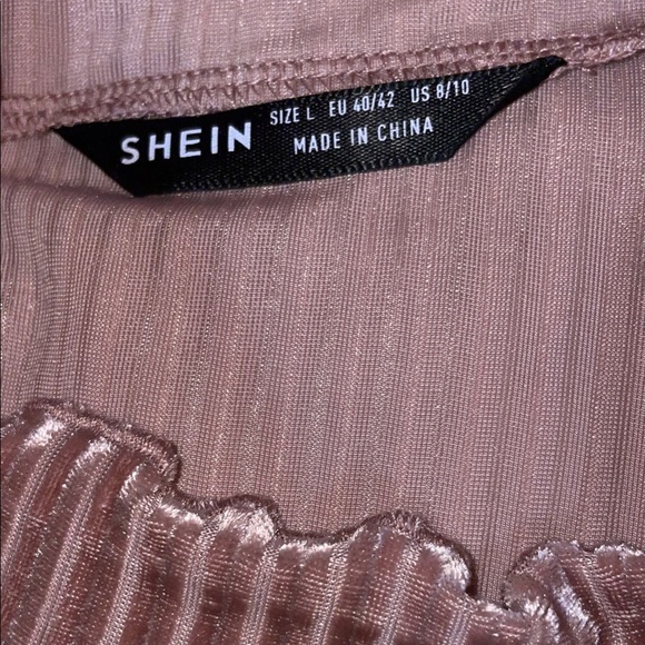 Cute baby pink velvet top!🌸 It is a little cropped fitting. - Picture 2 of 2